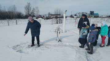 «Юные метеорологи» из старешей группы «Ромашка» продолжают наблюдения за погодой. «Юные метеорологи» из старешей группы «Ромашка» продолжают наблюдения за погодой.