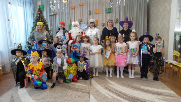 Новогодний утренник в группе "Знайки". Новогодний утренник в группе "Знайки".