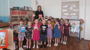 Встреча с инспектором ПДД. Группа "Пчелки" Встреча с инспектором ПДД. Группа "Пчелки".