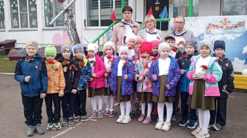 Возложение цветов. Группа "Ромашка" Возложение цветов. Группа "Ромашка".