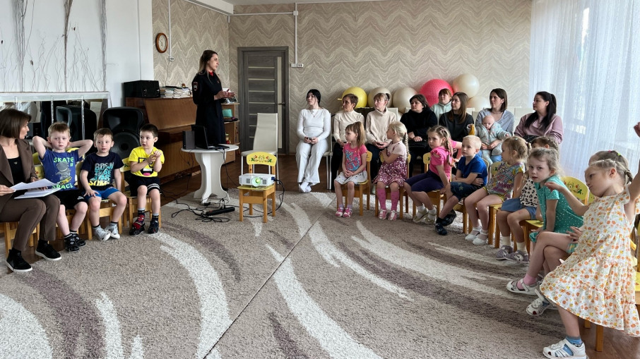 «Декада дорожной безопасности детей». Группа "Пчелки" «Декада дорожной безопасности детей». Группа "Пчелки".